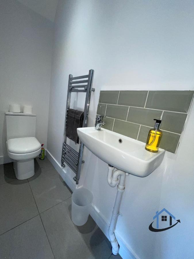 Acaster House, X4 Rooms With En-Suites X1 Room Private Bathroom, Street Parking, Close To Train Station Kettering Extérieur photo