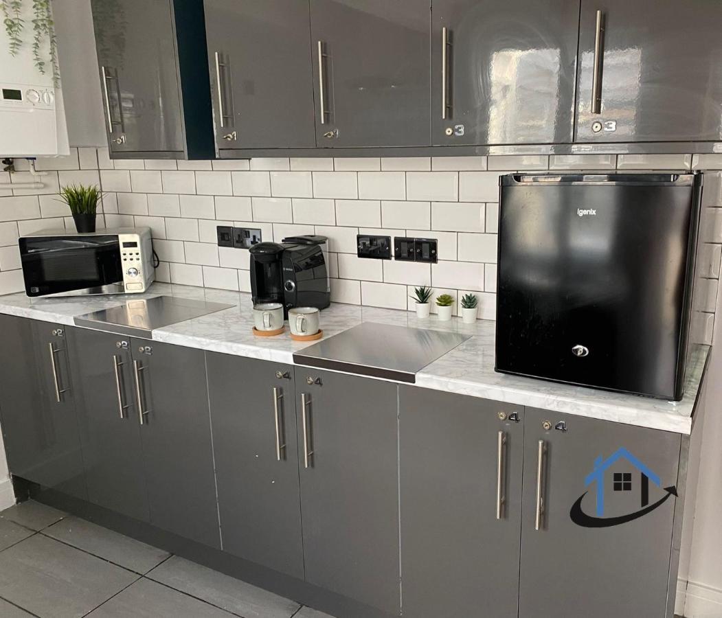 Acaster House, X4 Rooms With En-Suites X1 Room Private Bathroom, Street Parking, Close To Train Station Kettering Extérieur photo