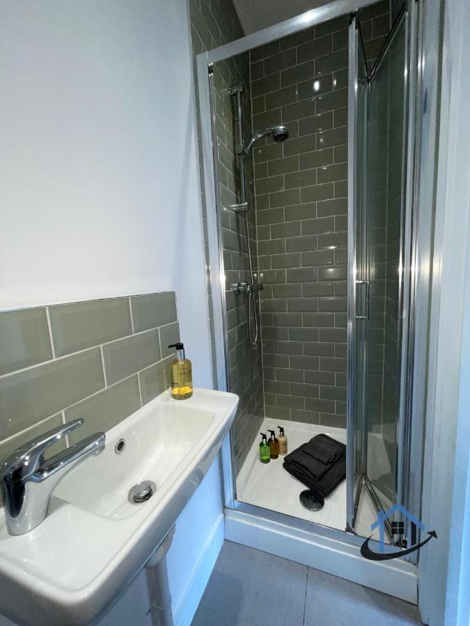 Acaster House, X4 Rooms With En-Suites X1 Room Private Bathroom, Street Parking, Close To Train Station Kettering Extérieur photo