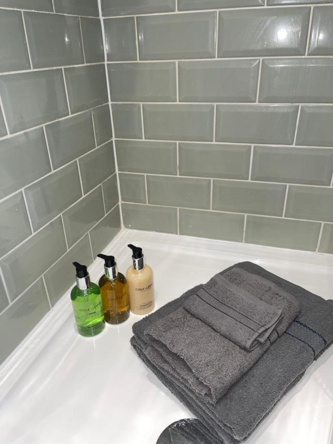 Acaster House, X4 Rooms With En-Suites X1 Room Private Bathroom, Street Parking, Close To Train Station Kettering Extérieur photo